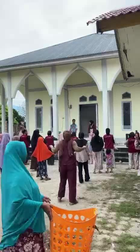 Mahasiswa Kuliah Kerja Nyata (KKN) bersama warga Gampong Saney menggelar senam pagi bersama di halaman meunasah gampong.