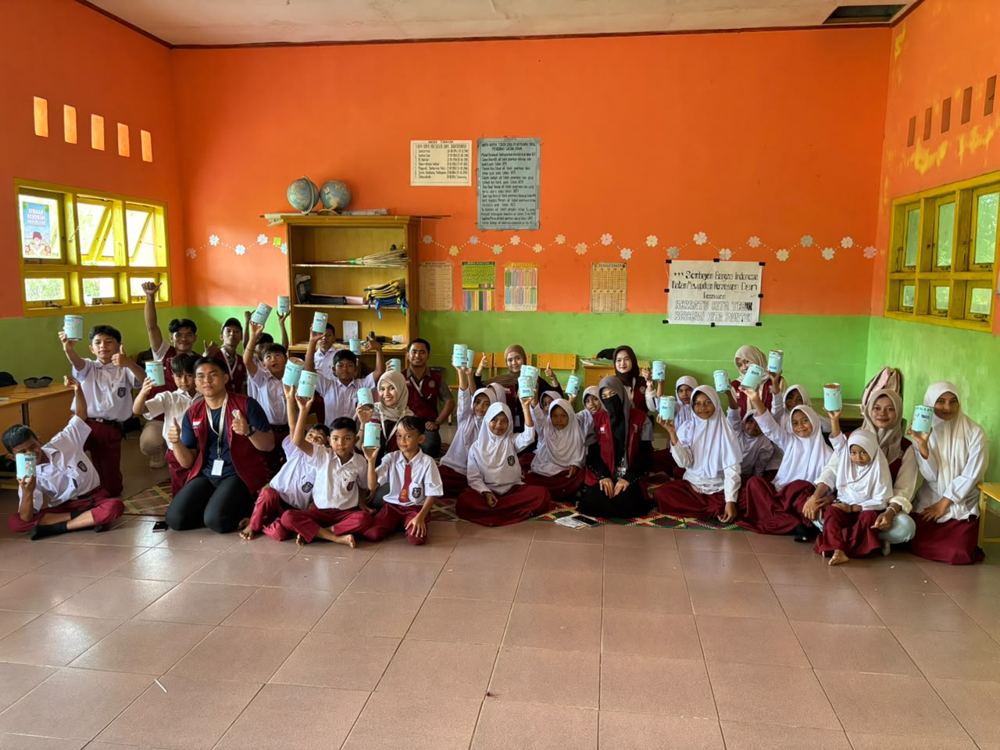 Ajak Anak Gemar Menabung, Mahasiswa KKN Bagikan Celengan ke Siswa SD di Gampong Saney